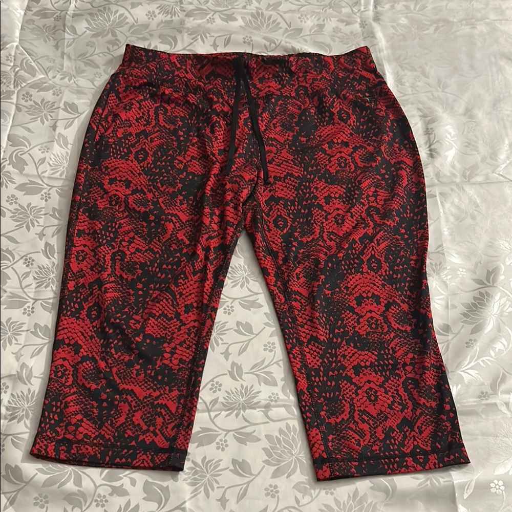 Danskin Now Red Black Snake Print Capri Leggings Women’s Size L (12-14).
